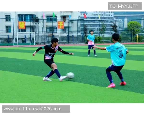 足球比赛的激烈对抗与团队合作精神的完美展现